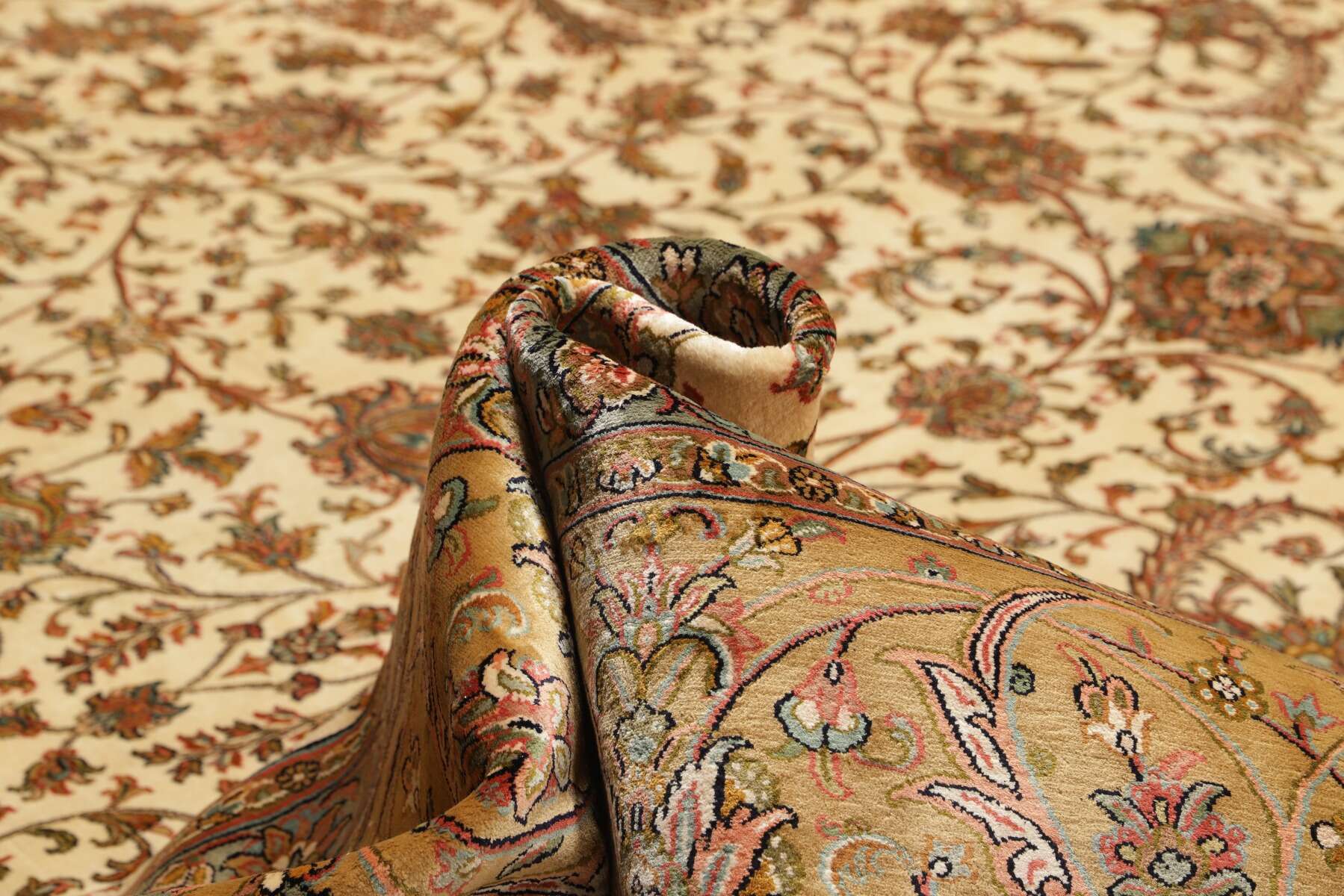 Die Farben des Teppichs variieren je nach Blickwinkel. 