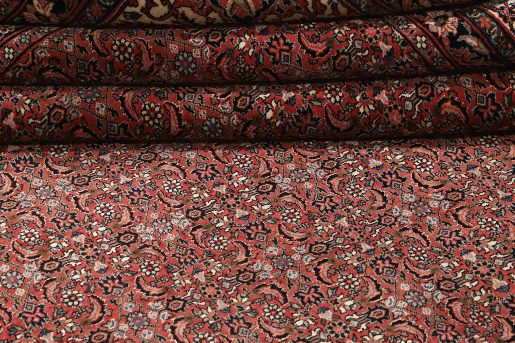 Die Farben des Teppichs variieren je nach Blickwinkel. 