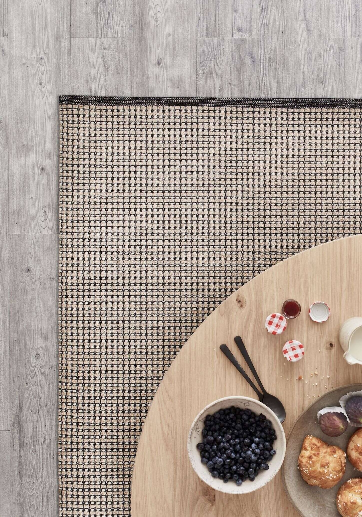 6019_191_005_Naska_Milieu-_2019_SCHOENER_WOHNEN-Fotostudio_Janne_Peters Handwebteppich Naska 6019-191-005 im Wunschmaß