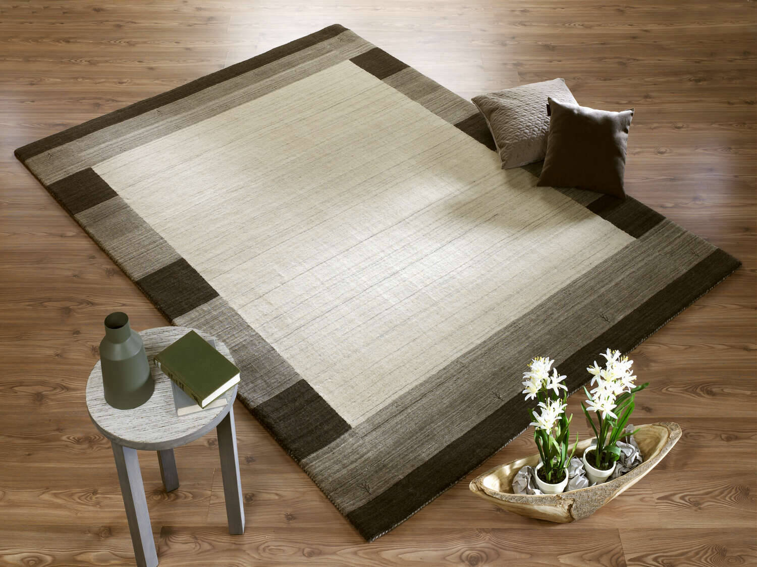 1202-469-13UKBBNm09a62Z Alagis Border Wollteppich