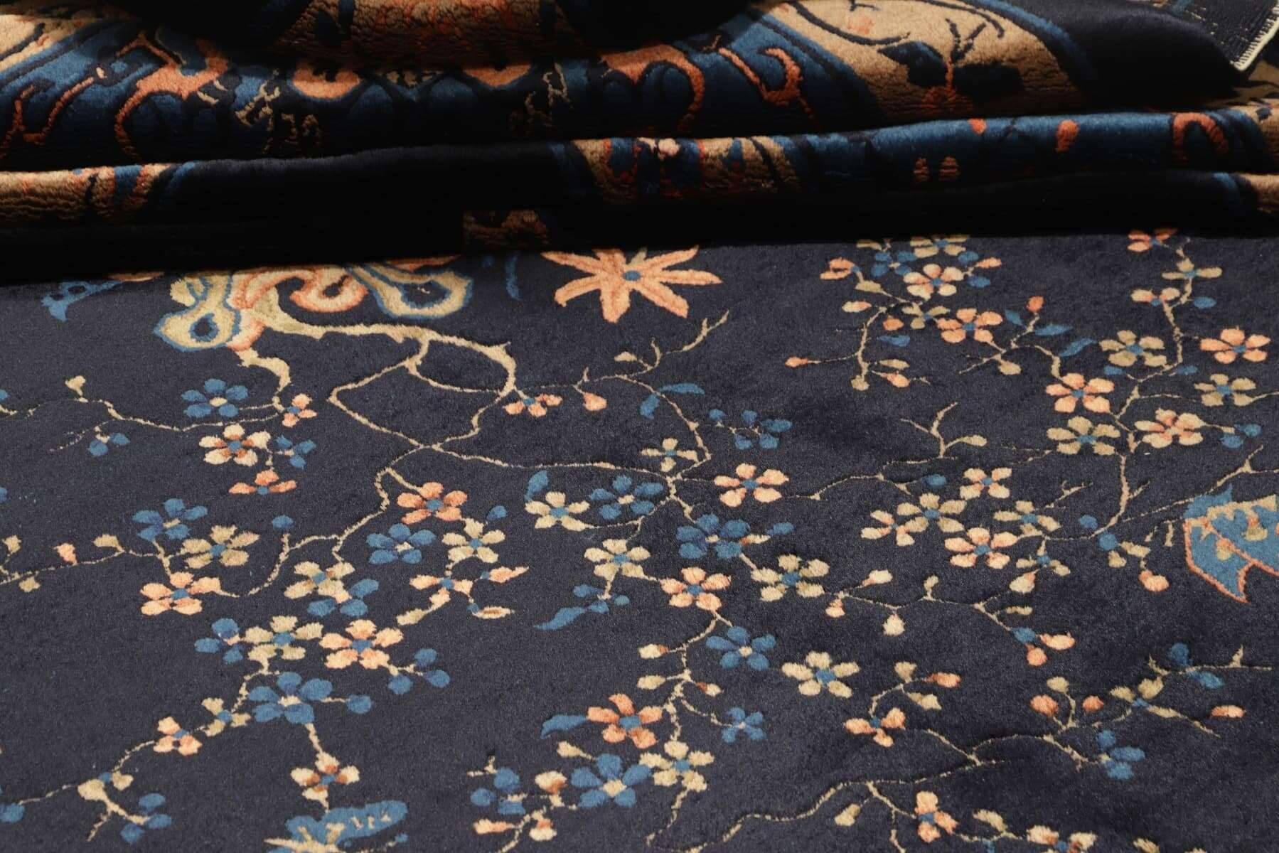 00012RSN246157 Die Farben des Teppichs variieren je nach Blickwinkel.