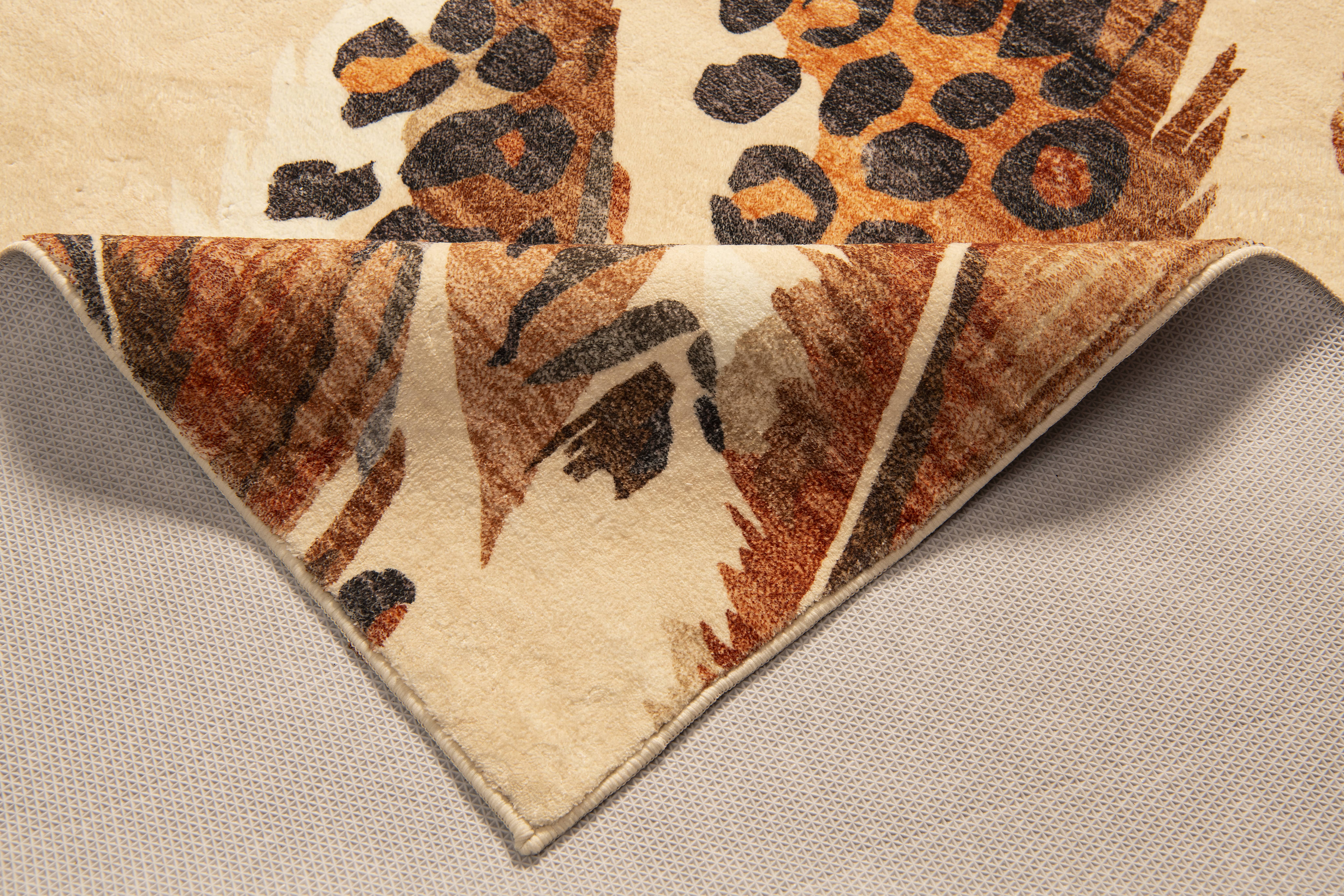 FEDER DES ORIENTS Teppichkollektion Julian F.M.Stoeckel FEDER DES ORIENTS Teppichkollektion Julian F.M.Stoeckel