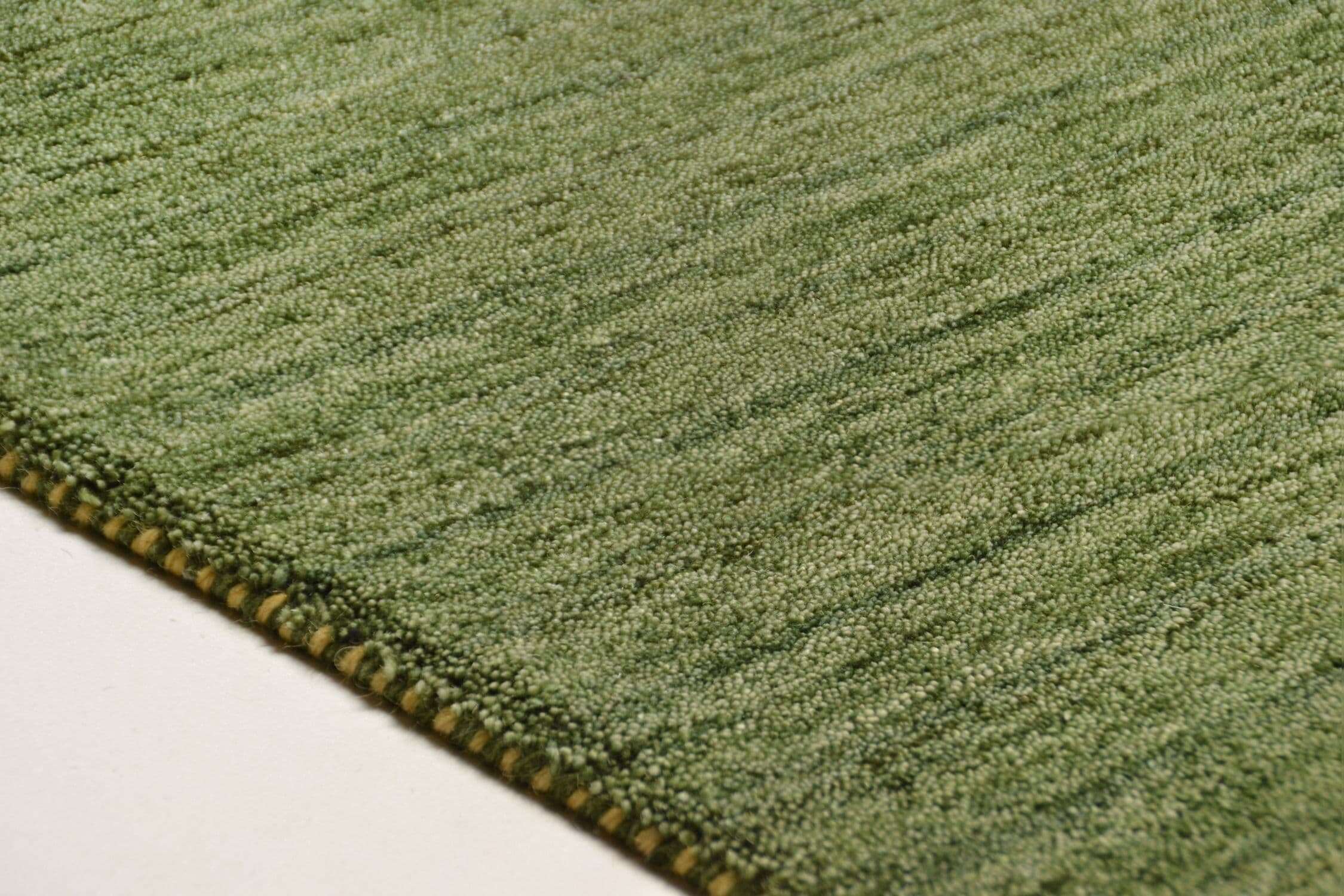 Teppich Haltu Einfarbig reine Wolle grün im Wunschmaß